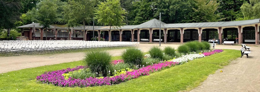 Foto: Hansestadt Lüneburg. Sommerblumen leuchten im Kurpark.