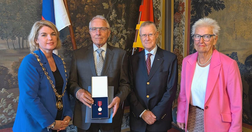 Foto: Hansestadt Lüneburg. Von links: OB Claudia Kalisch, Uwe Asmussen, Werner Altekrüger, der ihn für die Auszeichnung vorgeschlagen hatte, und Ehefrau Gertrud Asmussen.