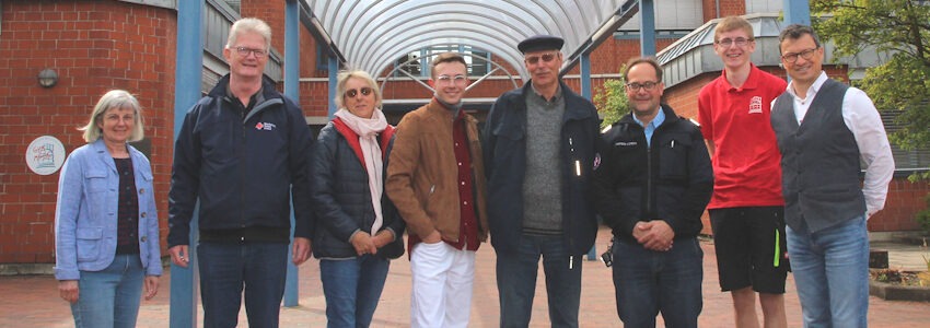 Foto: Landkreis Harburg. Treffen mit dem Lebensretter am Gymnasium Meckelfeld - von links: Lehrerin Astrid Neumann (Koordinatorin Schulsanitätsdienst, Andreas Klask (Ausbilder Schulsanitätsdienst, Silke Gaedcke, Laszlo Przybylski, Knud Gaedcke, Jan Schwensow-Könecke (Koordinator Mobile Retter), Schulsanitäter Jason Schult und Schulleiter Olaf Lakämper.