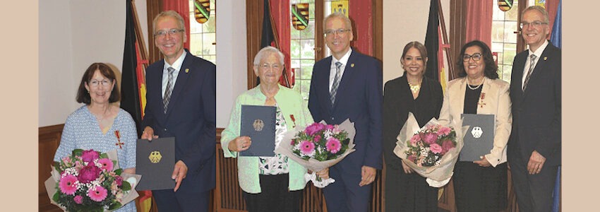 Foto: Landkreis Lüneburg. Dreimal verlieh Landrat Jens Böther am 12. Juni 2026 das Bundesverdienstkreuz. Von links: Gesa Geselle, die Botschafterin von El Salvador, Florencia E. Vilanova de von Oehsen, und Lucy Grimme und Ilse Kröger. Jeweils rechts daneben: Landrat Jens Böther.