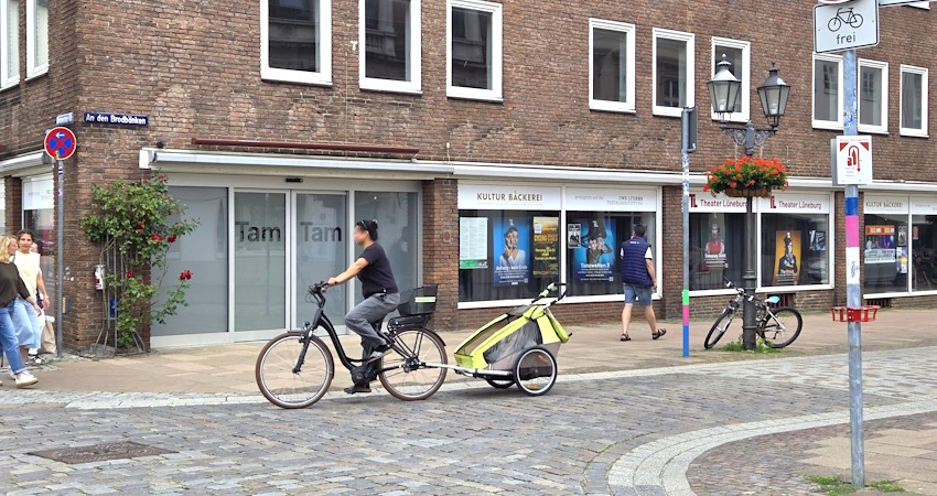 Foto: Lüne-Blog. Die Zweigstelle TamTam des Theaters Lüneburg in der ehemaligen Buchhandlung Lünebuch am Marktplatz.