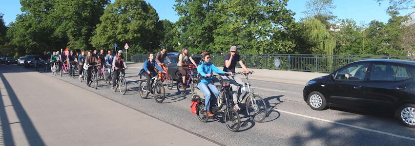 Foto: Malte Hübner. Critical Mass in Lüneburg im Juni 2023 - unterwegs auf der Willy-Brandt-Straße bei Schröders Garten.