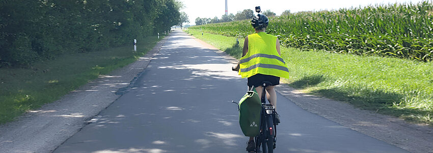 Foto: Mobilitätswerk GmbH. Auf zwei Rädern unterwegs in Lüchow-Dannenberg. Das geplante Radwegenetz wurde kreisweit mit speziell ausgerüsteten Fahrrädern befahren. Dabei wurden Radwegeführung und Problemstellen aufgenommen.