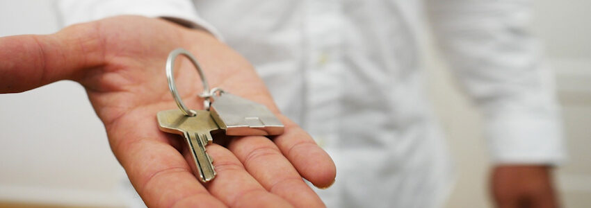 Foto: Schlüsseldienst, Pixabay. Hand mit Wohnungsschlüssel.