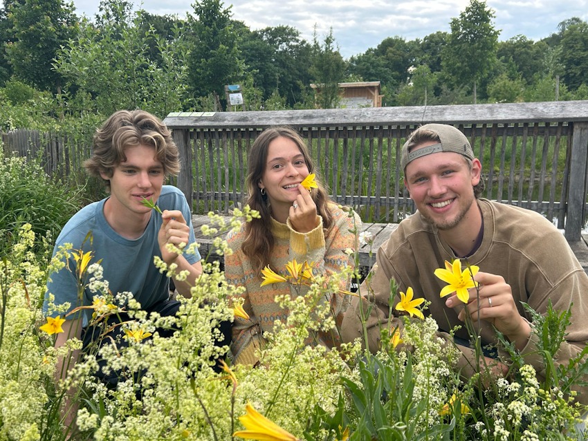 Foto: Sina Korb. Von links: Victor von Buol, Sina Korb und Linus Schramm im Waldgarten beim Hof an den Teichen.