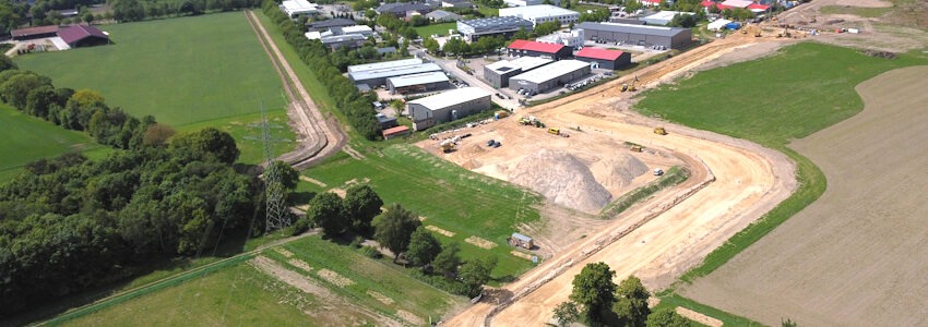 Foto: WLH Wirtschaftsförderung. Luftbild mit Blick auf den ersten Bauabschnitt der Gewerbegebietserweiterung „Bilmer Berg II“.