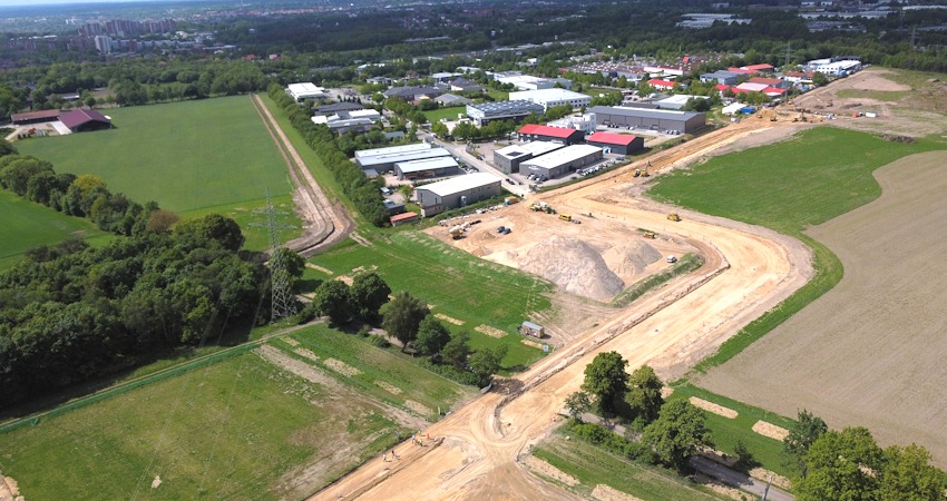 Foto: WLH Wirtschaftsförderung. Luftbild mit Blick auf den ersten Bauabschnitt der Gewerbegebietserweiterung „Bilmer Berg II“.