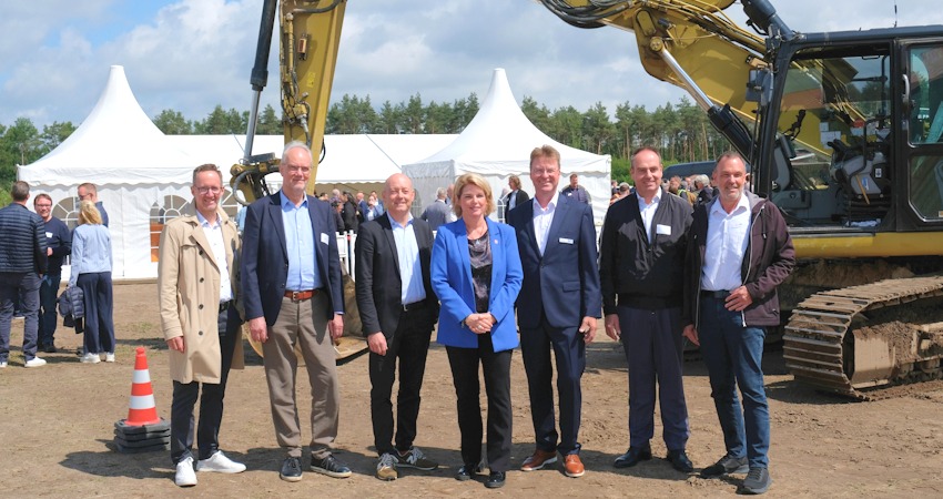 Foto:  WLH Wirtschaftsförderung. Projektpartner bei der Entwicklung „Bilmer Berg II“ - von links: Mathias Engel (NBank), Manfred Cohrs (WLH-Aufsichtsrat), Mario Leupold (Geschäftsführer der WLG Wirtschaftsförderungs-GmbH für Stadt und Landkreis Lüneburg), Lüneburgs Oberbürgermeisterin Claudia Kalisch, WLH-Geschäftsführer Jens Wrede, Ulrich Stock (Vorstandssprecher der Volksbank Lüneburger Heide eG) und Thomas Grambow (WLH-Aufsichtsrat). 