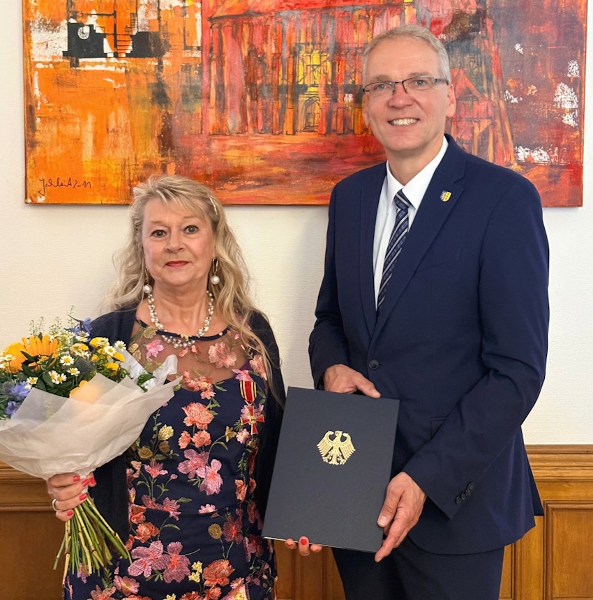Foto: Landkreis Lüneburg. Dagmar Pitters freute sich über die Auszeichnung - rechts Landrat Jens Böther.