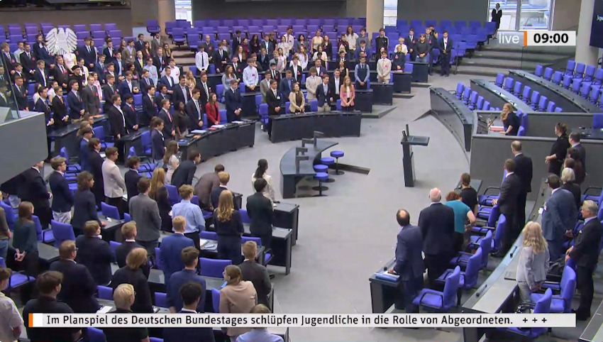 Foto: Deutscher Bundestag, Screenshot. Quelle: Video zum Planspiel „Jugend und Parlament“, 6.-9. Juni 2026, Erste Lesung. Eröffnung der Sitzung am 8. Juni mit Bundestagsvizepräsidentin Josephine Ortleb (SPD).