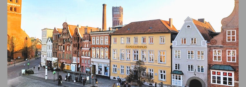 Foto: Christine Böhm. Das Gebäude der Landeszeitung Am Sande in Lüneburg - von oben gesehen. Im Hintergrund der Wasserturm.
