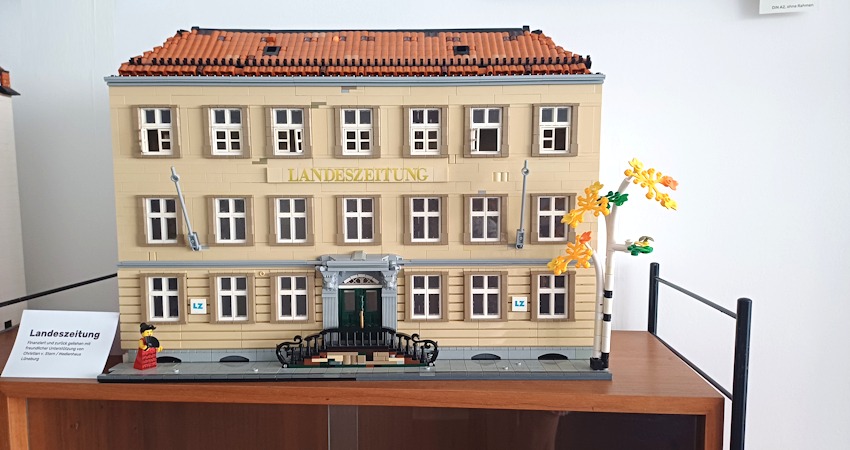 Foto: Christine Böhm. Das Gebäude der Landeszeitung in Lüneburg, nachgebaut von Lego-Künstler Benjamin Albrecht, bei der Ausstellung im Dialograum Lüneburg, September 2024.