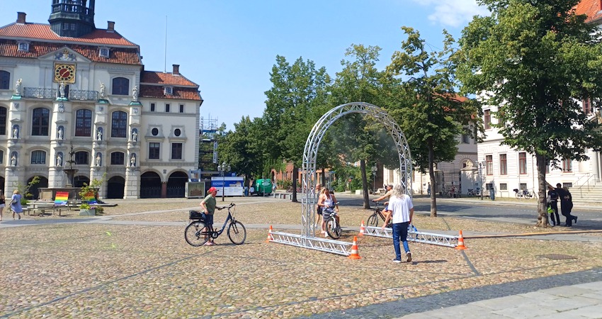 Foto: Christine Böhm. Sprühnebel im Test. Marktplatz Lüneburg, 30. Juli 2026.