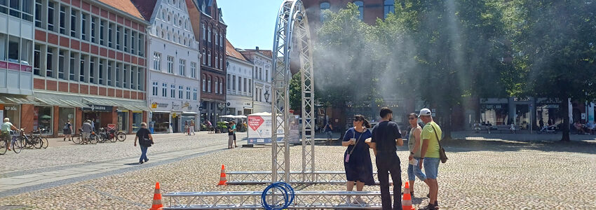 Foto: Christine Böhm. Sprühnebel im Test. Marktplatz Lüneburg, 30. Juli 2026.