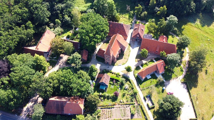 Foto: Hansestadt Lüneburg. St. Nikolaihof Bardowick, Luftbild.