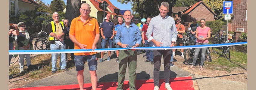 Foto: Hansestadt Uelzen. Von links: Cord Becker vom ADFC Uelzen, Stadtbaurat Dr. Andreas Stefansky und Tobias Schorling von der bauausführenden Firma Willy Meyer, durchscheiden das Band und eröffnen gemeinsam und offiziell die Fahrradstraße.