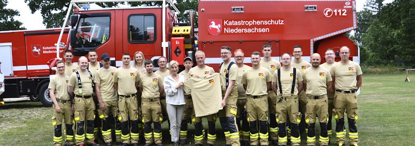 Foto: Heiko Bieniußa. Katastrophenschutz-Einheit GFFF-V IV der Landkreise Lüneburg und Lüchow-Dannenberg mit den neuen T-Shirts und Landrätin Dagmar Schulz.