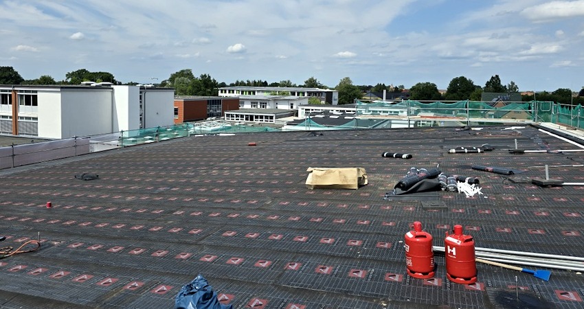 Foto: Landkreis Lüneburg. Beim Lehrschwimmbad im Schulzentrum Bleckede wird das Dach saniert.