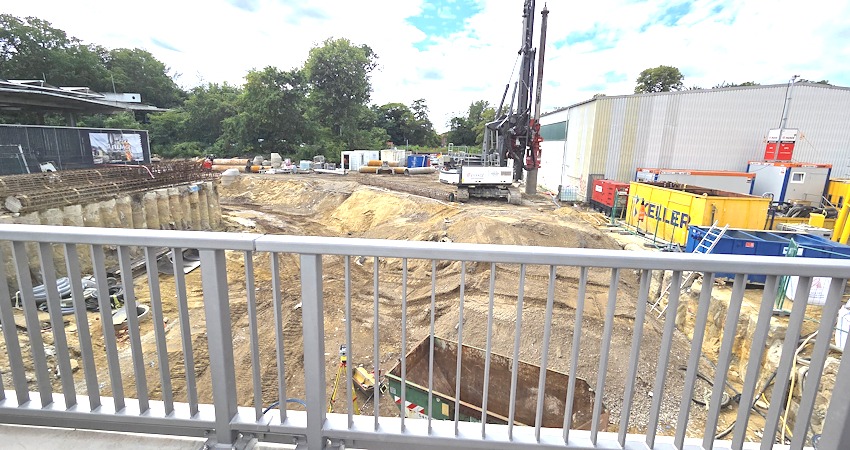 Foto: Lüne-Blog. Blick von der Bahnbrücke Bleckeder Landstraße Richtung Innenstadt Lüneburg. Die Brücke soll laut Bauablaufplan der Bahn vom Februar 2026 voraussichtlich Anfang September 2027 wieder für den Verkehr freigegeben sein.