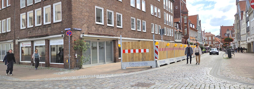 Foto: Lüne-Blog. Das Gebäude Bardowicker Str. 1, die ehemalige Buchhandlung Lünebuch, hat die Stadt 2024 gekauft. Nun startet der Umbau.