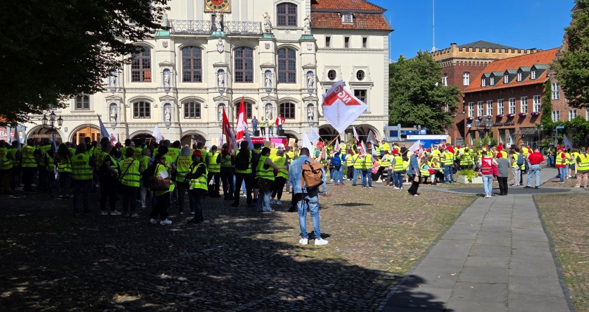 Foto: Lüne-Blog. Warnstreik der NGG am 21. Juli 2026 in Lüneburg vor dem Rathaus.