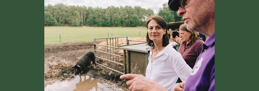 Foto: David Carreno Hansen. Ministerin Miriam Staudte zu Besuch bei Landwirt Alexander Schmidt, Heiderinder GmbH.