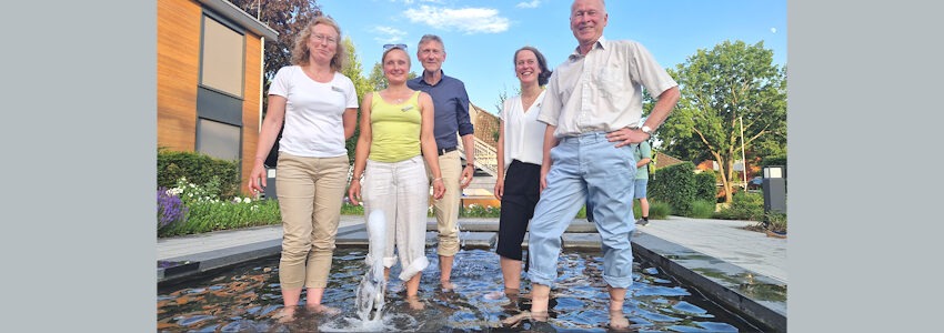 Foto: Ralf Trimborn. Das Team hinter dem Wassertourismuskonzept in seinem Element - von links: Christine Lohmann (Landkreis Lüneburg), Maike Mangelsdorf (Landkreis Lüneburg), Mathias Behrens-Egge (Geschäftsführer Tourismus- und Regionalberatung Partnerschaftsgesellschaft mbB), Inga Masemann (Landkreis Lüneburg) und Dietrich Kraetzschmer (Geschäftsführer Planungsgruppe Umwelt).