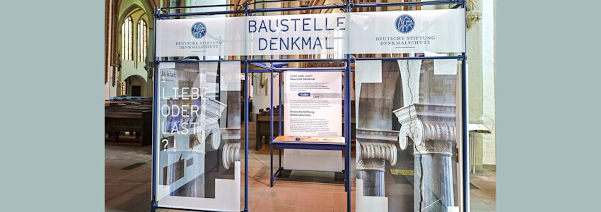 Foto: DSD/R.Rossner. Blick auf das Eingangstor zur Ausstellung in der St. Johanniskirche, Lüneburg.