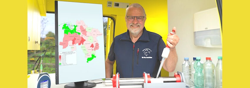 Foto: Ruben Wiltsch. Harald Gülzow vom VSR-Gewässerschutz kommt wieder nach Lüneburg. Gegen eine Kostenbeteiligung von zwölf Euro testet er Nitrat-, Säure- und Salzgehalt von Brunnenwasser. Die Ergebnisse erhalten Brunnenbesitzer bereits noch am Infostand.