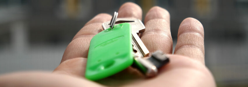 Foto: mastersenaiper, Pixabay. Ausgestreckte Hand mit Schlüsselbund.