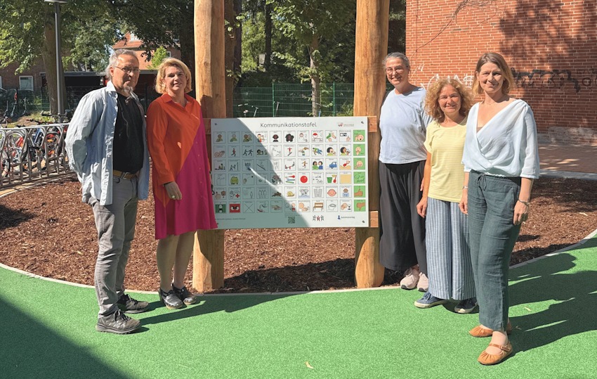 Foto: Hansestadt Lüneburg. Gemeinsame Besichtigung des neuen Schulhofs - von links: Schulleiter Henning Torp, Oberbürgermeisterin Claudia Kalisch, Marie Just, Lehrerin und Mitglied des Fördervereins der Schule am Knieberg, Projektleiterin Susanne Schröder und Baudezernentin Maja Lucht.