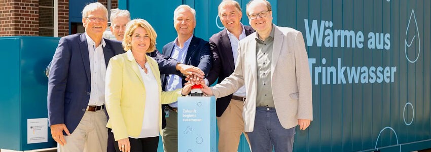 Foto: Avacon AG. Gemeinsam mit Christian Meyer, Niedersächsischer Minister für Umwelt, Energie und Klimaschutz, und Lüneburgs Oberbürgermeisterin Claudia Kalisch nahm Avacon-CEO Matthias Boxberger die Anlage offiziell in Betrieb.