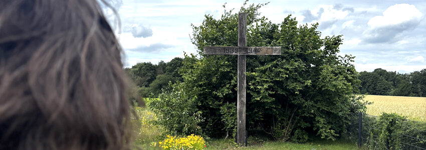 Foto: Carola Rudnick, »Euthanasie«-Gedenkstätte Lüneburg. Marcus Rischmüller, Historiker und Projektmitarbeiter der »Euthanasie«-Gedenkstätte, an der ehemaligen Kriegsgräberstätte auf dem Lüneburger Friedhof Nord-West. Er will das Rätsel um die Gräber der Opfer des Lüneburger Krankenmordes lösen.