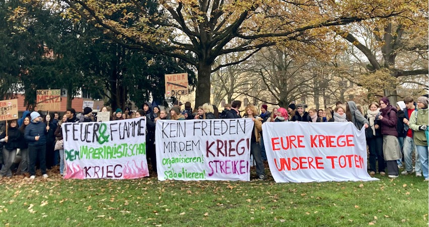 Foto: Friedensbündnis Lüneburg. Schulstreik in Lüneburg am 5.12.2025 gegen eine Wieder-Einführung der Wehrpflicht.