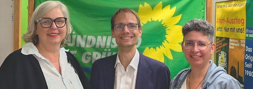 Foto: Die Grünen, Kreisverband Lüneburg. Von links: Kerstin Busching (neue Beisitzerin im Kreisvorstand), Torsten Franz (Sprecher), Julia B. Diehl (Sprecherin), Juli 2026.