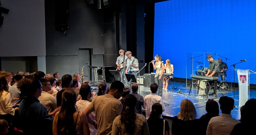 Foto: Hansestadt Lüneburg. Die Schulband der IGS Lüneburg sorgte für Stimmung beim Empfang der Absolventinnen und Absolventen.