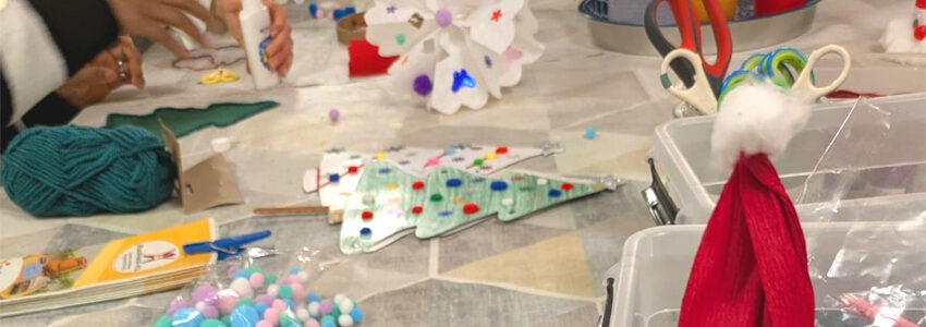 Foto: Hansestadt Lüneburg. : Im Kreativ Café basteln Eltern und Kinder gemeinsam und kommen mit anderen Familien ins Gespräch.
