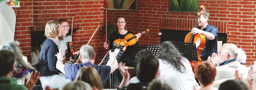 Foto: Lebenshilfe Lüneburg-Harburg. Das Streichquartett von ensemble reflektor zu Gast im Wohnhaus der Lebenshilfe im Juni 2026.