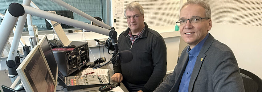 Foto: Landkreis Lüneburg. Landrat Jens Böther (rechts) stand im Jahresinterview ZuSa-Moderator Claus Lühr Rede und Antwort.