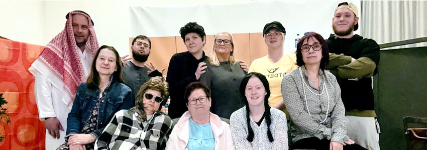 Foto: PKL. Oberschwester Helga, in der zweiten Reihe, dritte von rechts, im Kreis ihrer chaotischen Familie.