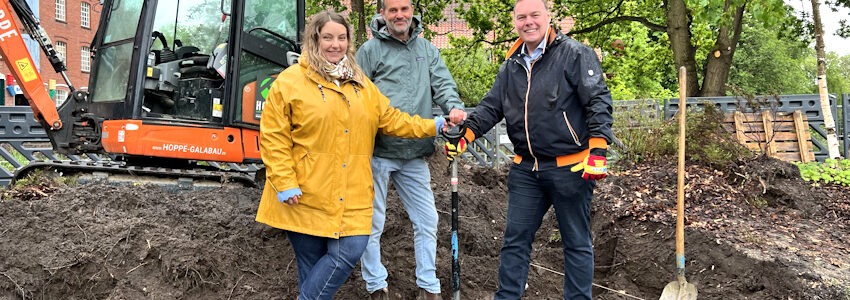 Foto: Stadt Winsen. Grüne Inseln für besseres Mikroklima vor Ort - von links: Anika Förster (Stadt Winsen), Volker Kranz (baumrausch) und Bürgermeister André Wiese.