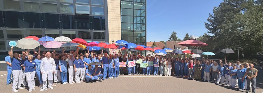 Foto: ver.di Hannover-Heide-Weser. Schutzschirm-Aktion vor dem Klinikum Lüneburg am 22. Juni 2026. Die Beschäftigten protestieren gegen die geplanten Sparmaßnahmen im Gesundheitswesen.