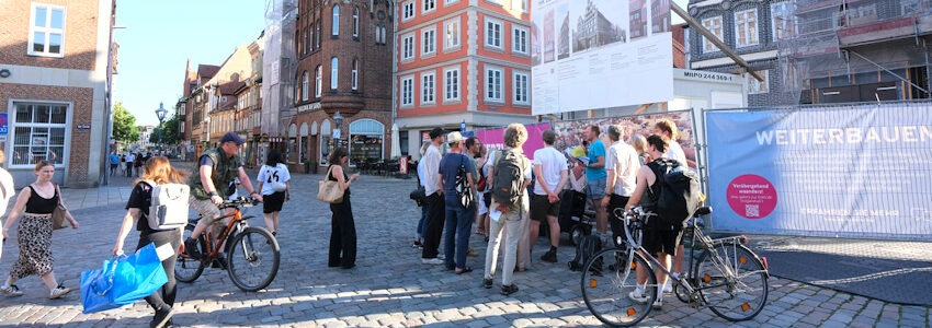 Foto: Wohnwende LG. Lüneburgs erste Stadtführung zu leerstehenden Wohnungen und Häusern startete am 25. Juni 2026 bei der IHK. Hier gleich das erste Haus: Der ehemalige McDonalds, Am Sande 3.