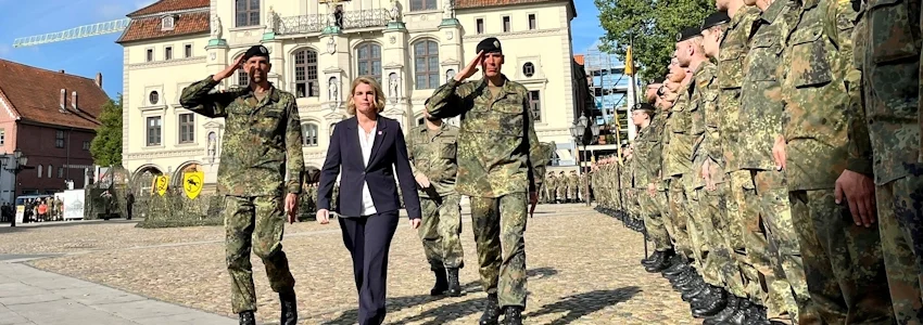 Foto: Hansestadt Lüneburg. Höhepunkt des Appells auf dem Marktplatz bildete das Feierliche Gelöbnis von 95 Rekrutinnen und Rekruten. Hier geht OB Claudia Kalisch mit den Verantwortlichen der Bundeswehr die Reihe ab.